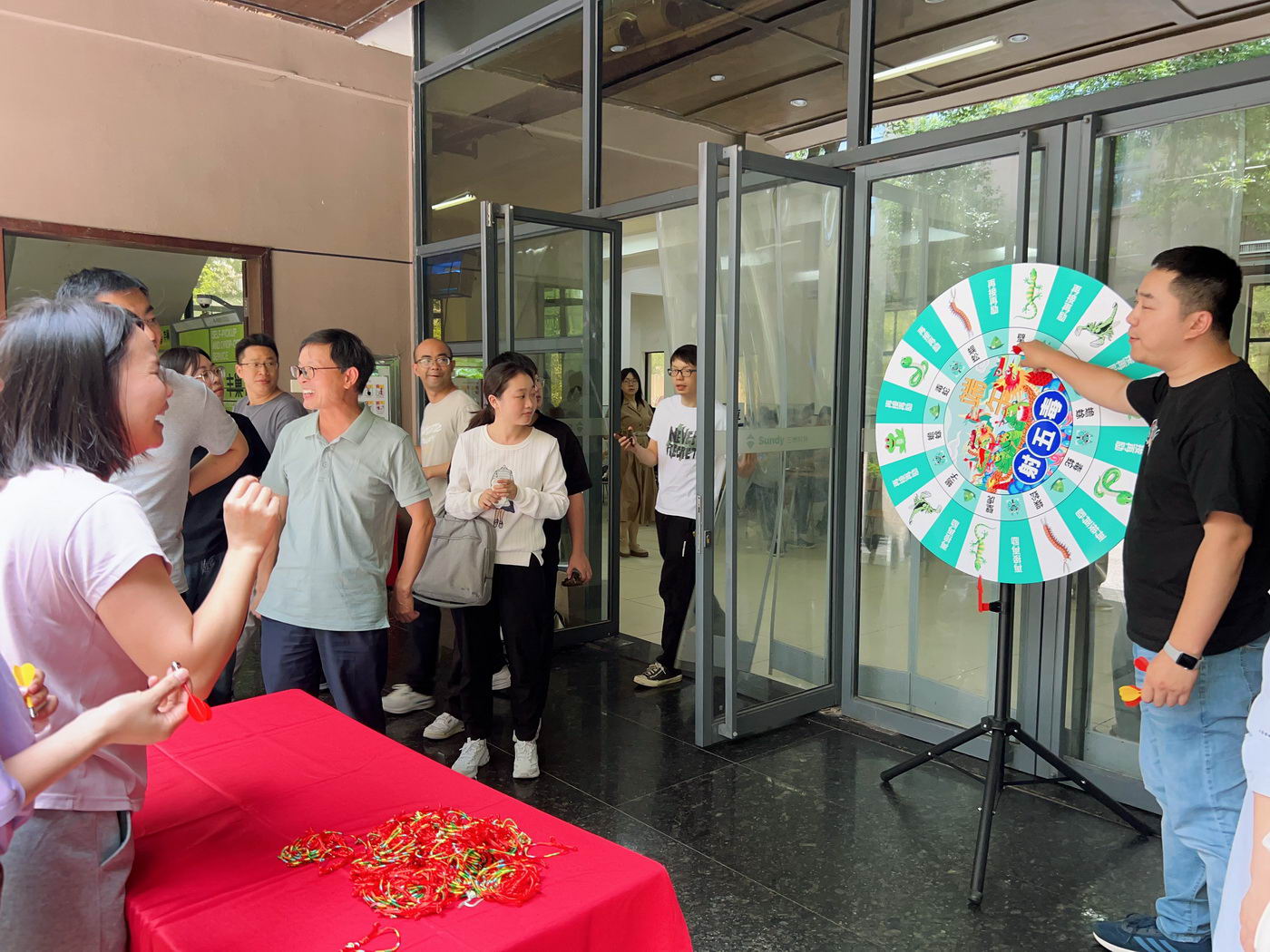 端午飞镖大挑战！靶盘上的五毒大作战，太燃了！